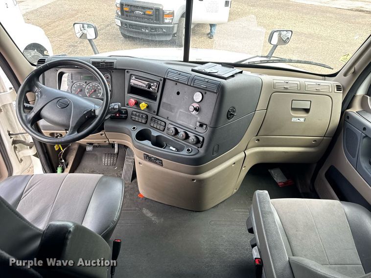 image for item DU3467 2018 Freightliner Cascadia semi truck