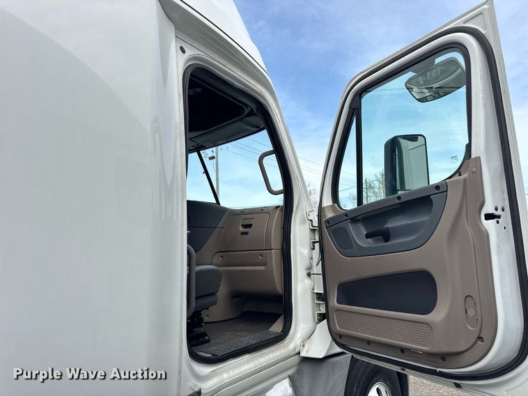 image for item DU3467 2018 Freightliner Cascadia semi truck