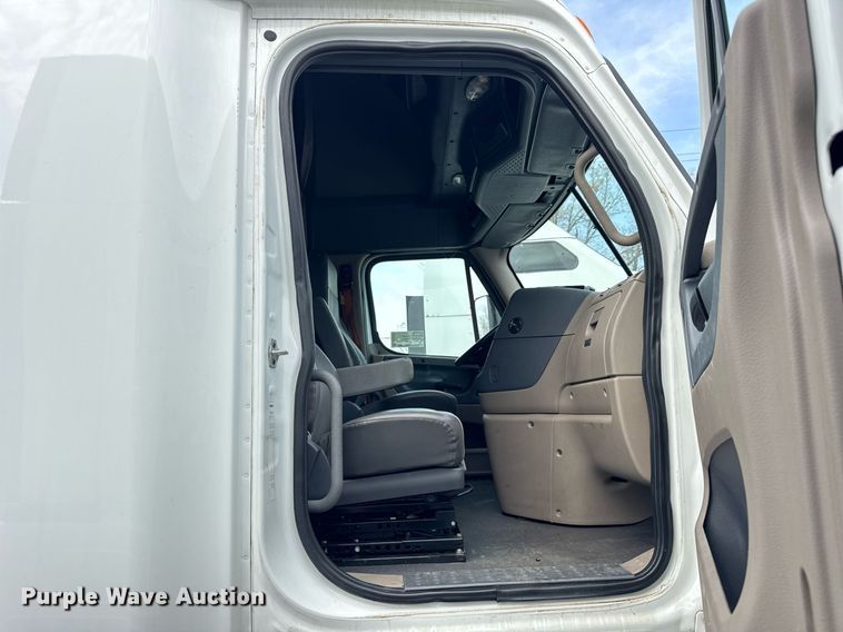 image for item DU3467 2018 Freightliner Cascadia semi truck