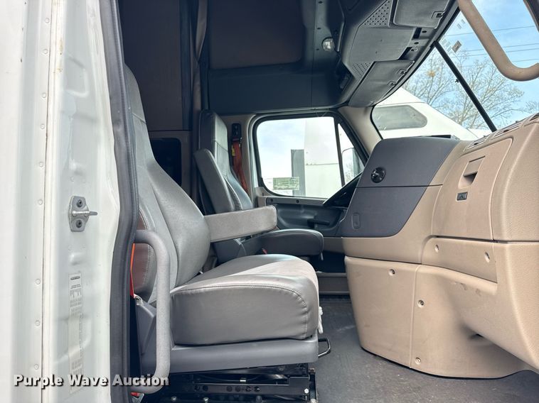 image for item DU3467 2018 Freightliner Cascadia semi truck