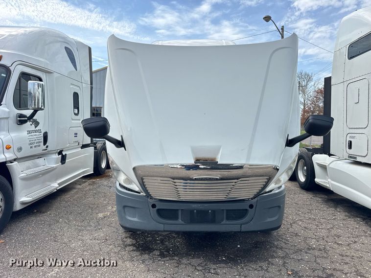 image for item DU3467 2018 Freightliner Cascadia semi truck