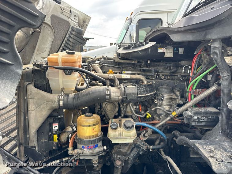 image for item DU3467 2018 Freightliner Cascadia semi truck