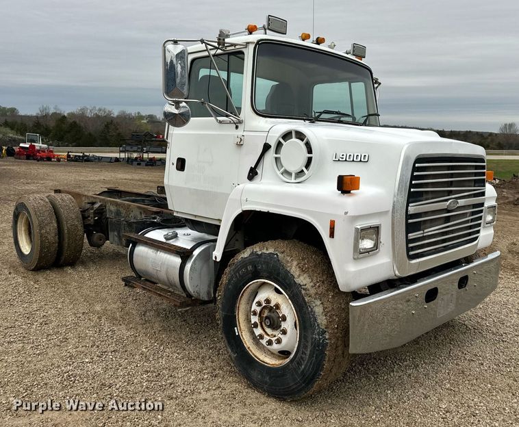 image for item DV1884 1994 Ford L9000 truck cab and chassis