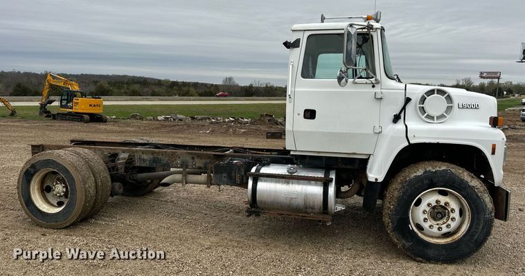 image for item DV1884 1994 Ford L9000 truck cab and chassis