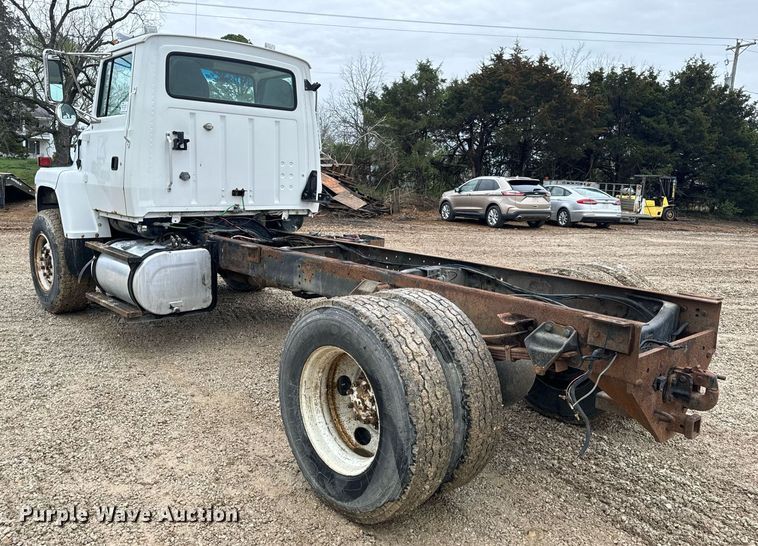 image for item DV1884 1994 Ford L9000 truck cab and chassis