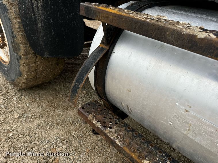 image for item DV1884 1994 Ford L9000 truck cab and chassis