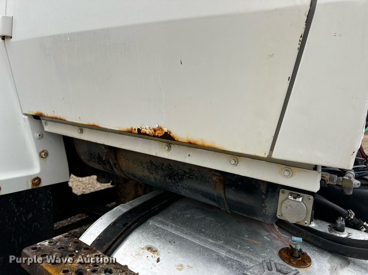 image for item DV1884 1994 Ford L9000 truck cab and chassis