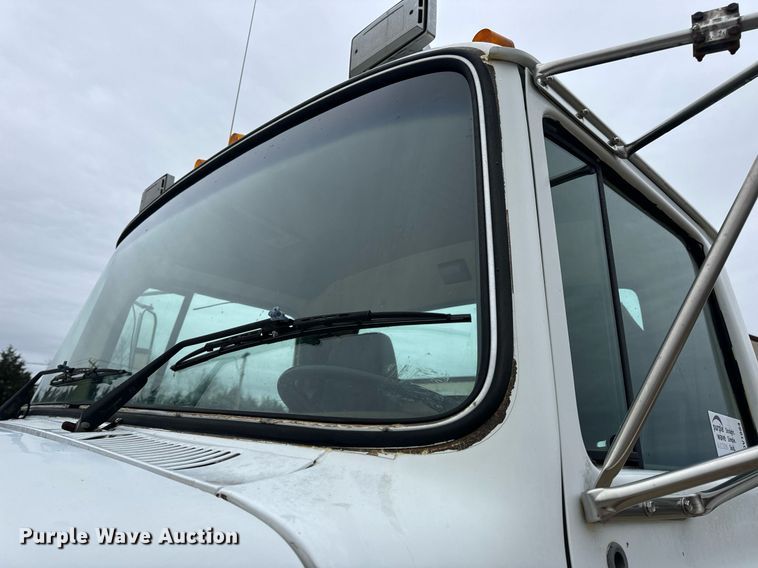 image for item DV1884 1994 Ford L9000 truck cab and chassis