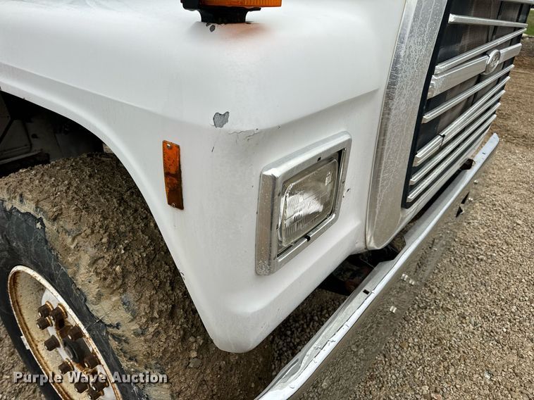 image for item DV1884 1994 Ford L9000 truck cab and chassis