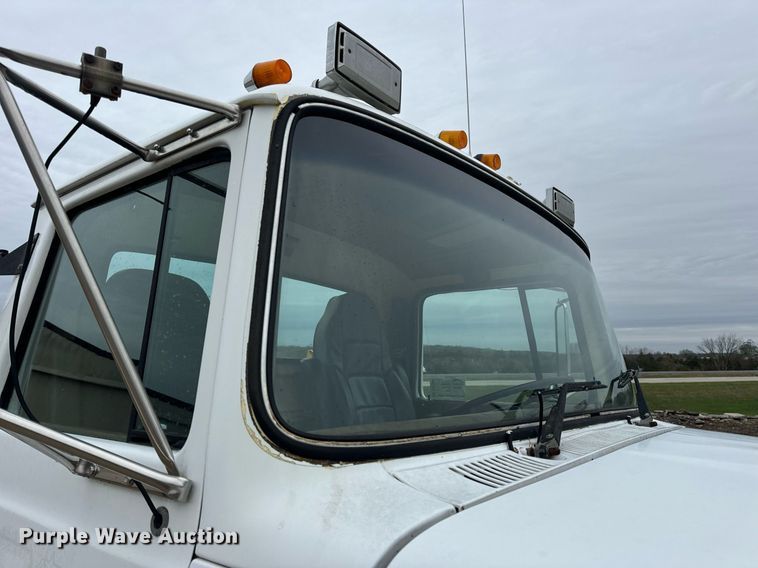 image for item DV1884 1994 Ford L9000 truck cab and chassis