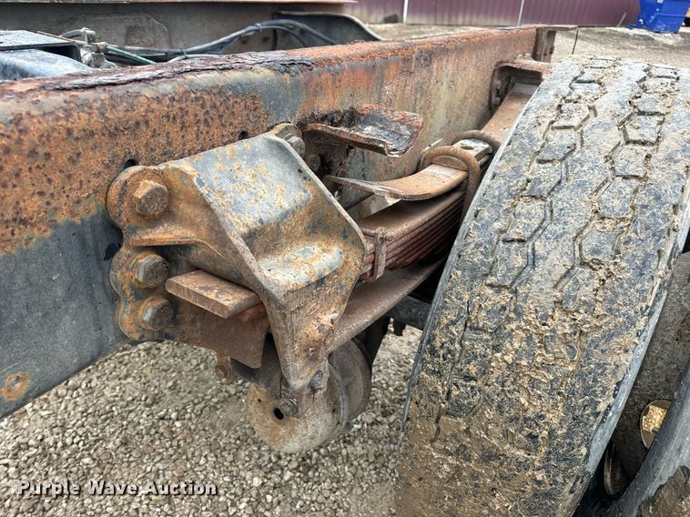 image for item DV1884 1994 Ford L9000 truck cab and chassis