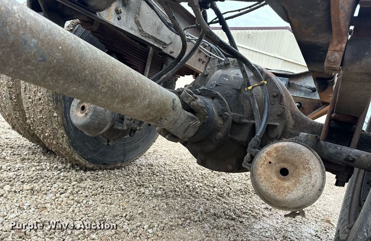 image for item DV1884 1994 Ford L9000 truck cab and chassis