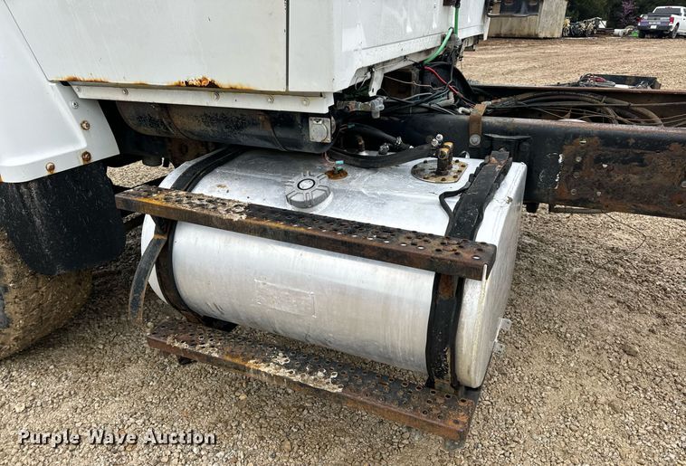 image for item DV1884 1994 Ford L9000 truck cab and chassis