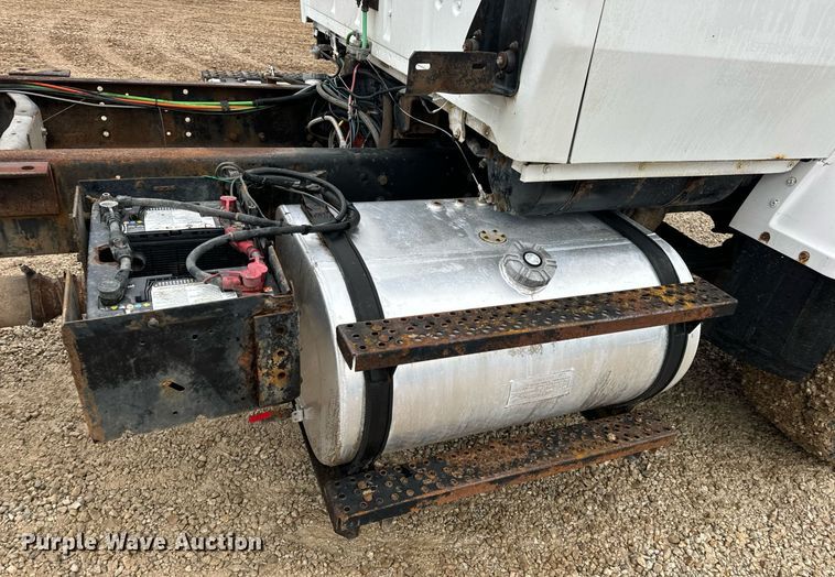 image for item DV1884 1994 Ford L9000 truck cab and chassis