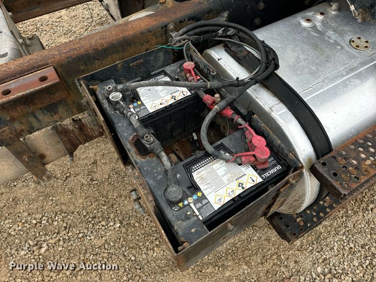 image for item DV1884 1994 Ford L9000 truck cab and chassis