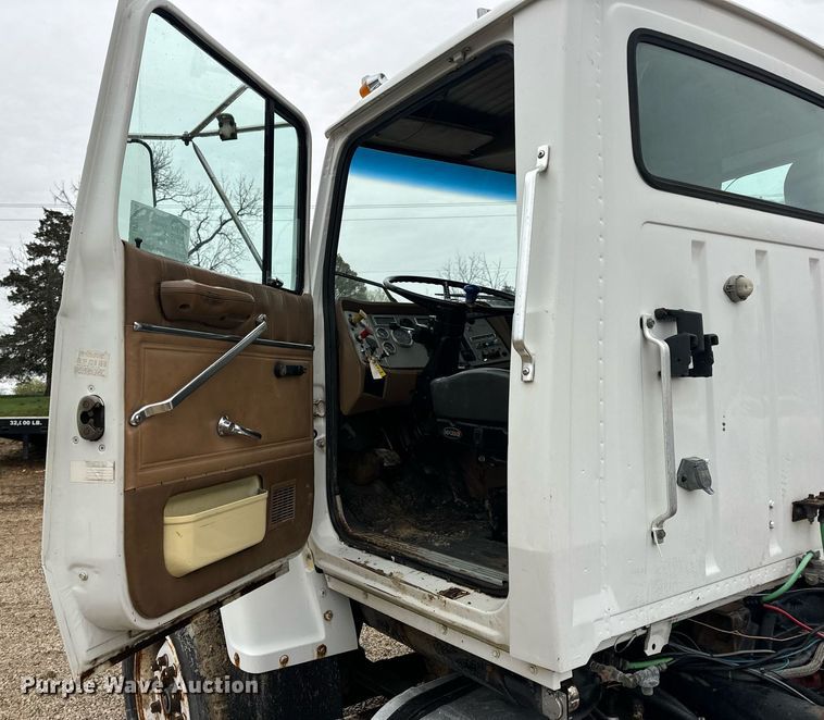 image for item DV1884 1994 Ford L9000 truck cab and chassis