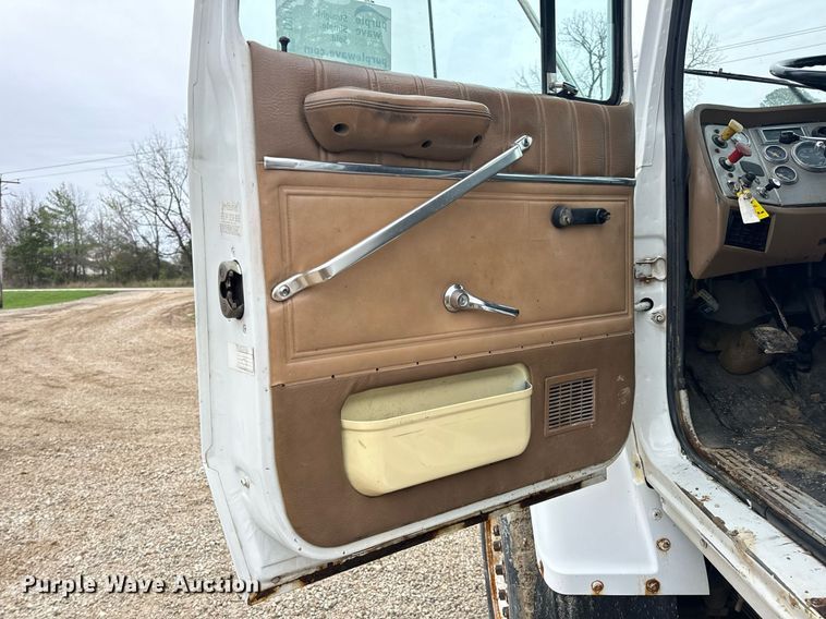 image for item DV1884 1994 Ford L9000 truck cab and chassis