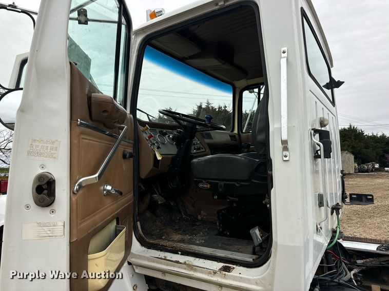 image for item DV1884 1994 Ford L9000 truck cab and chassis