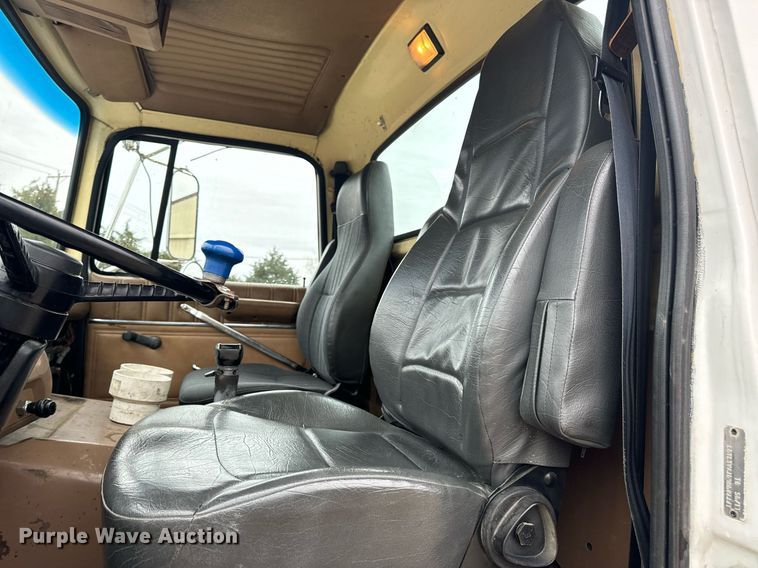 image for item DV1884 1994 Ford L9000 truck cab and chassis