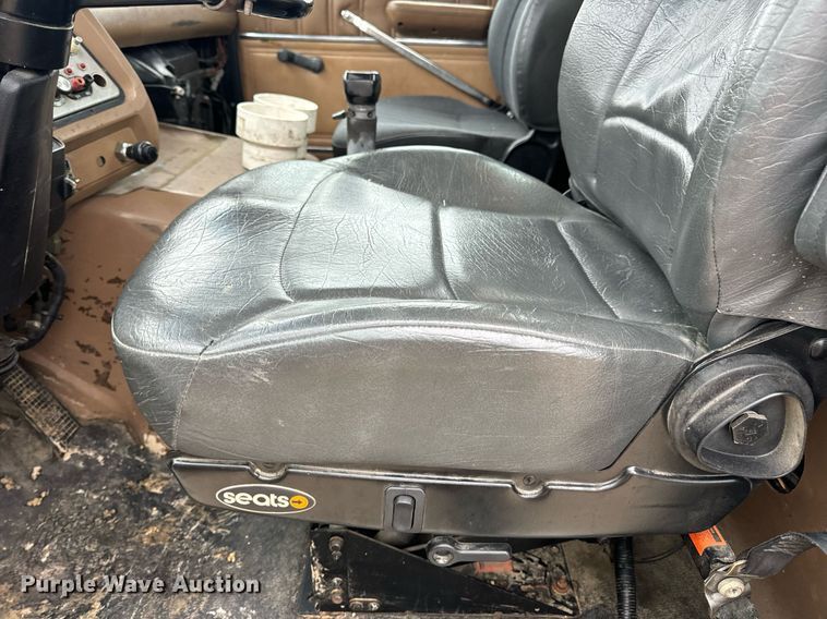 image for item DV1884 1994 Ford L9000 truck cab and chassis