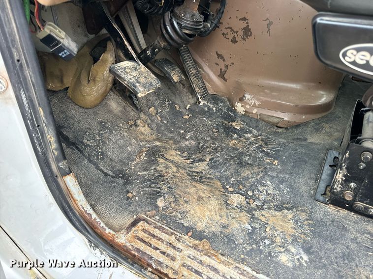 image for item DV1884 1994 Ford L9000 truck cab and chassis