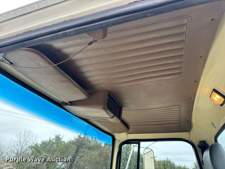 image for item DV1884 1994 Ford L9000 truck cab and chassis