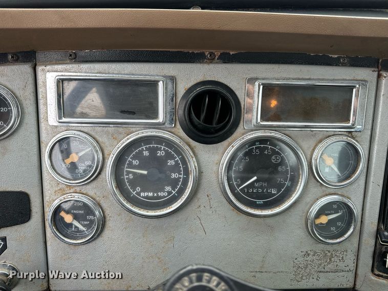 image for item DV1884 1994 Ford L9000 truck cab and chassis