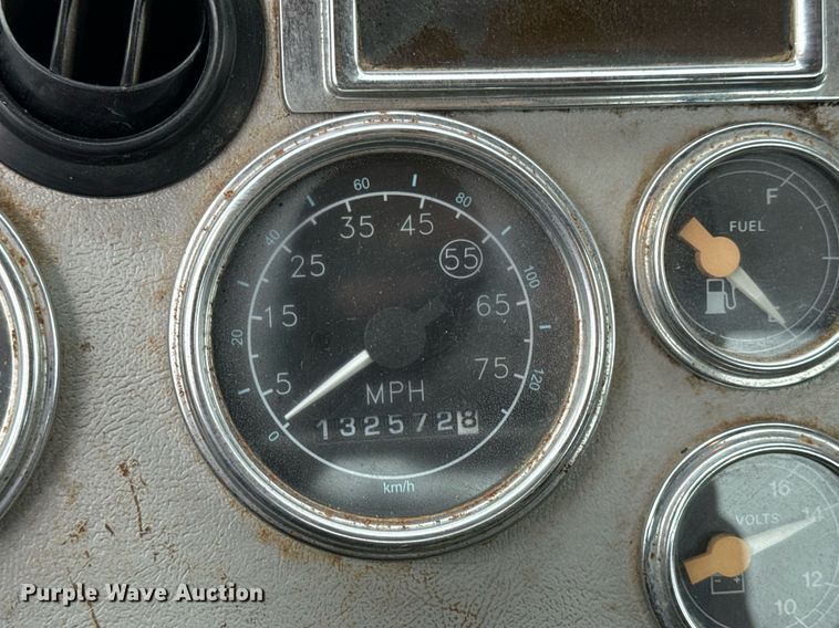 image for item DV1884 1994 Ford L9000 truck cab and chassis