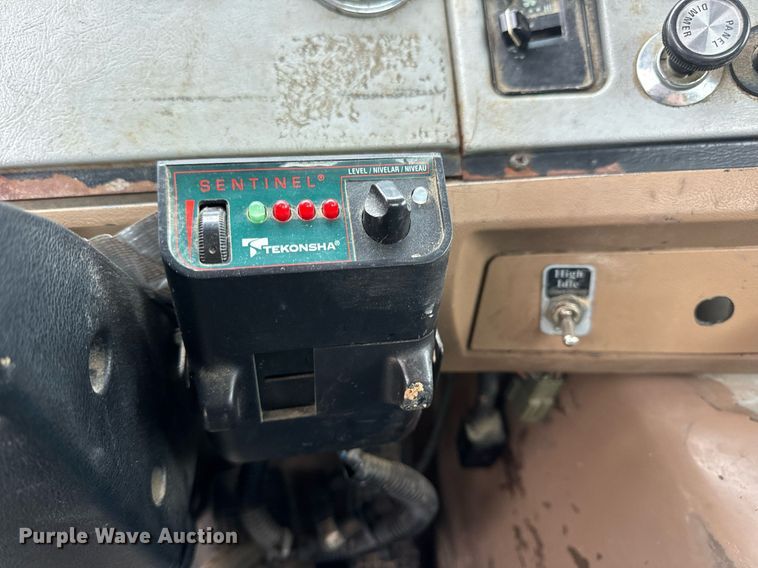 image for item DV1884 1994 Ford L9000 truck cab and chassis