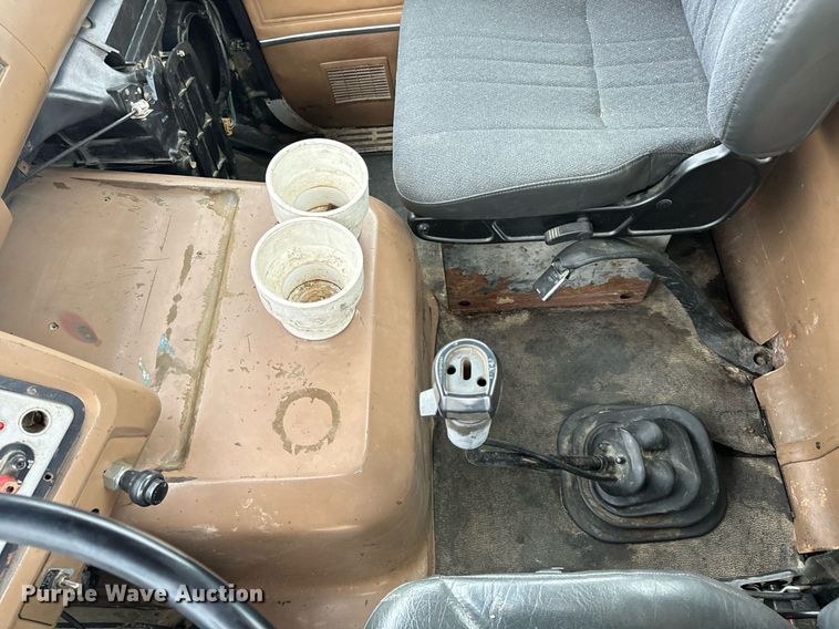 image for item DV1884 1994 Ford L9000 truck cab and chassis