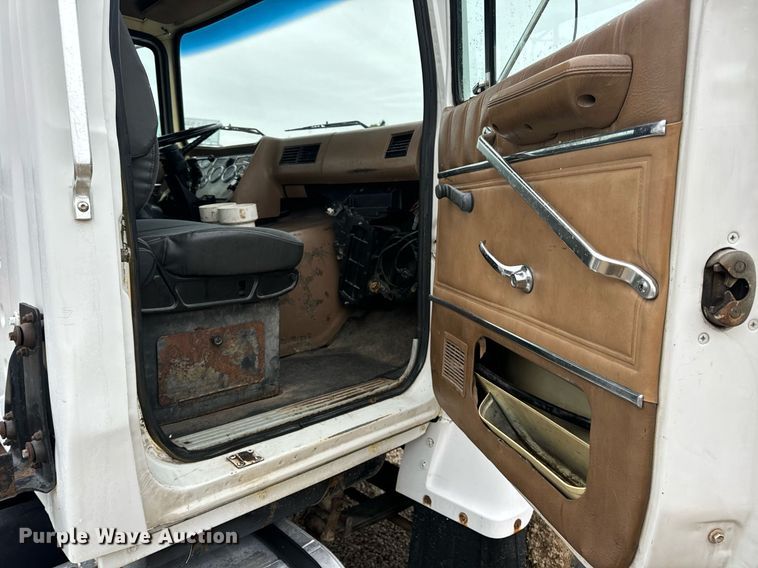 image for item DV1884 1994 Ford L9000 truck cab and chassis