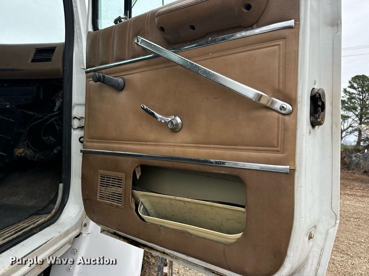 image for item DV1884 1994 Ford L9000 truck cab and chassis