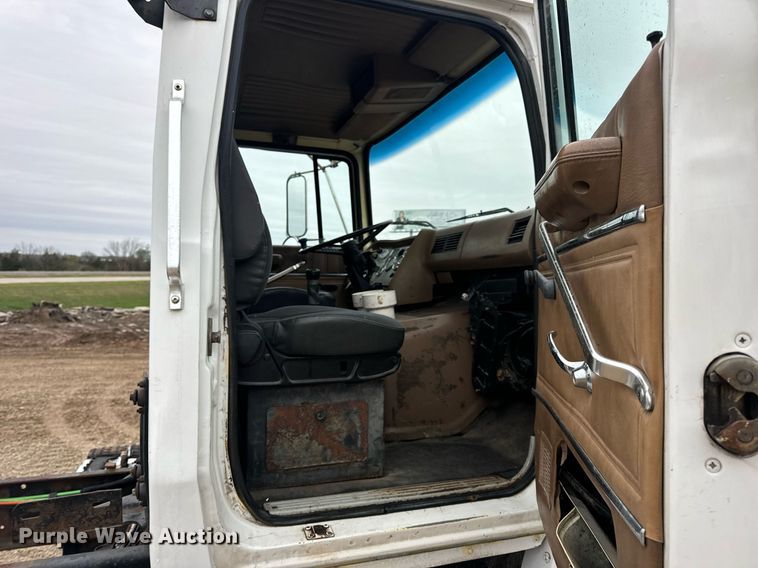 image for item DV1884 1994 Ford L9000 truck cab and chassis