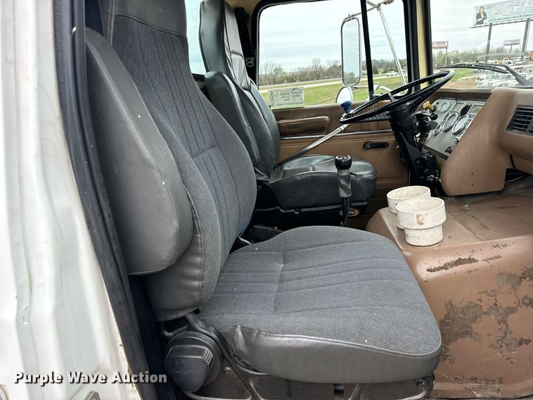 image for item DV1884 1994 Ford L9000 truck cab and chassis