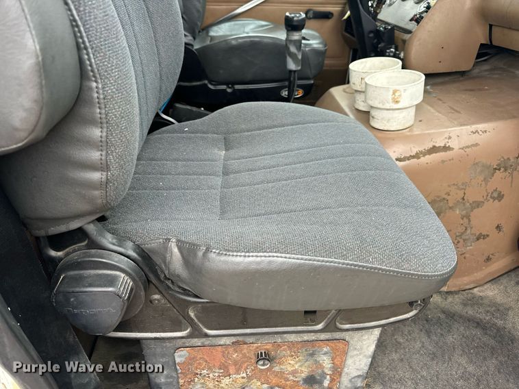 image for item DV1884 1994 Ford L9000 truck cab and chassis