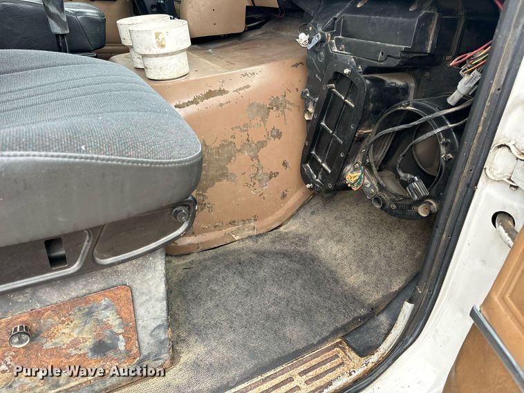 image for item DV1884 1994 Ford L9000 truck cab and chassis