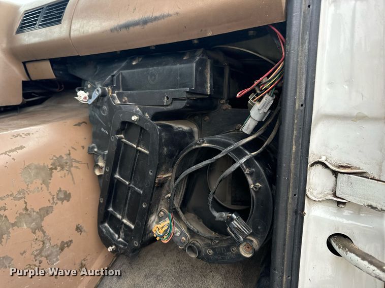 image for item DV1884 1994 Ford L9000 truck cab and chassis