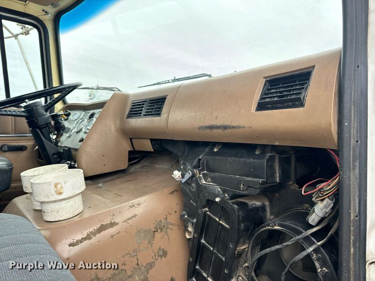 image for item DV1884 1994 Ford L9000 truck cab and chassis