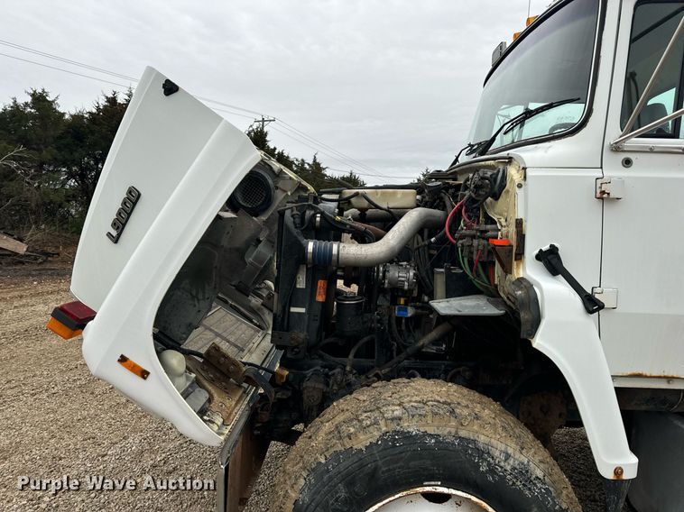 image for item DV1884 1994 Ford L9000 truck cab and chassis