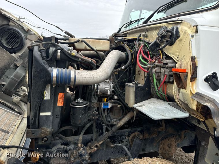 image for item DV1884 1994 Ford L9000 truck cab and chassis