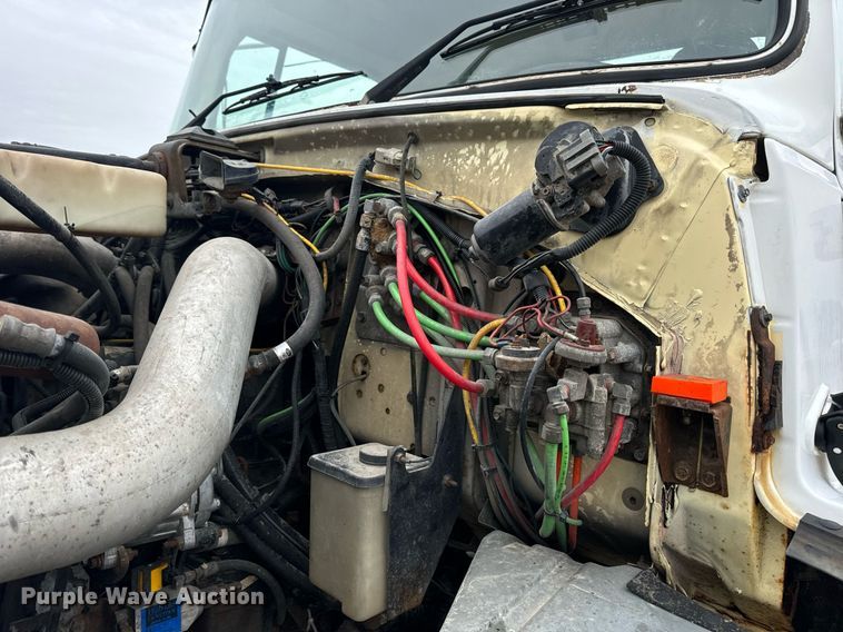 image for item DV1884 1994 Ford L9000 truck cab and chassis