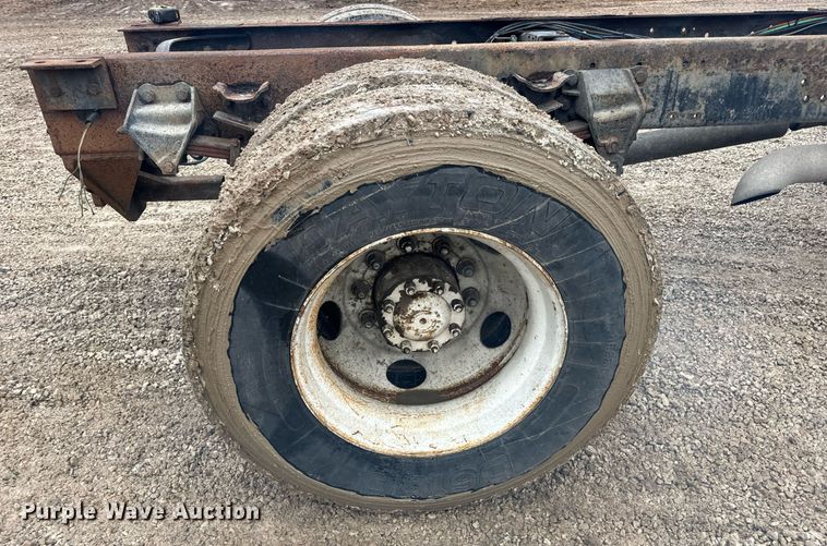 image for item DV1884 1994 Ford L9000 truck cab and chassis