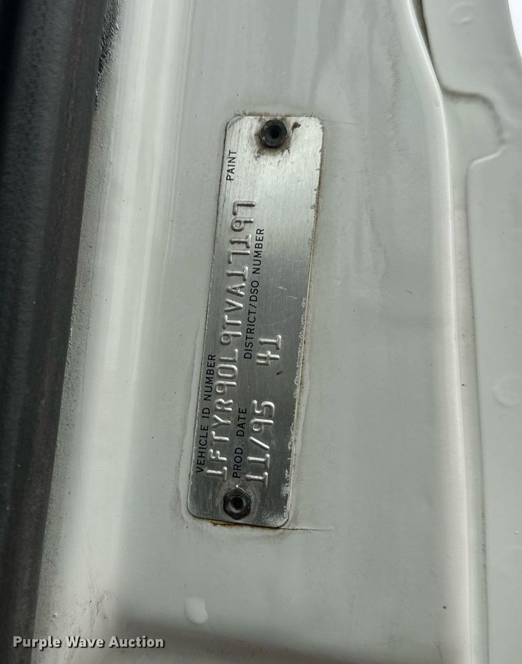 image for item DV1884 1994 Ford L9000 truck cab and chassis