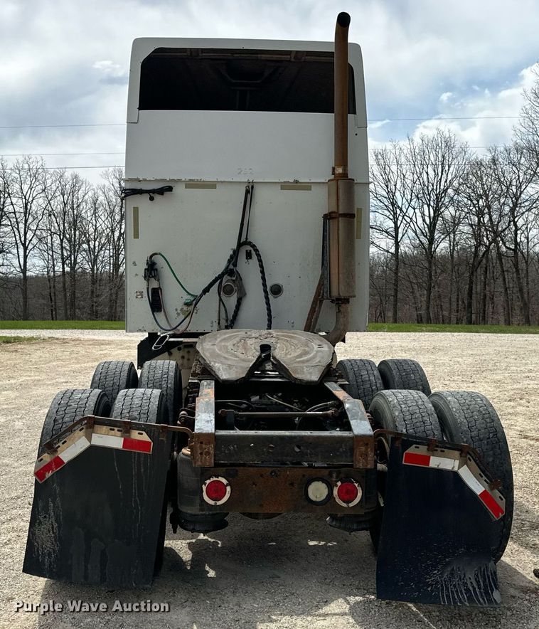 image for item DV1900 2007 International 9400i semi truck