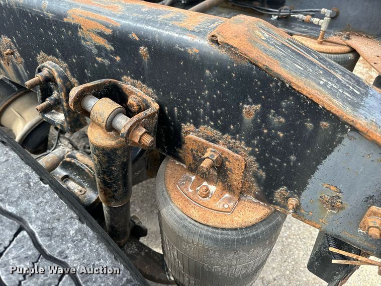 image for item DV1900 2007 International 9400i semi truck