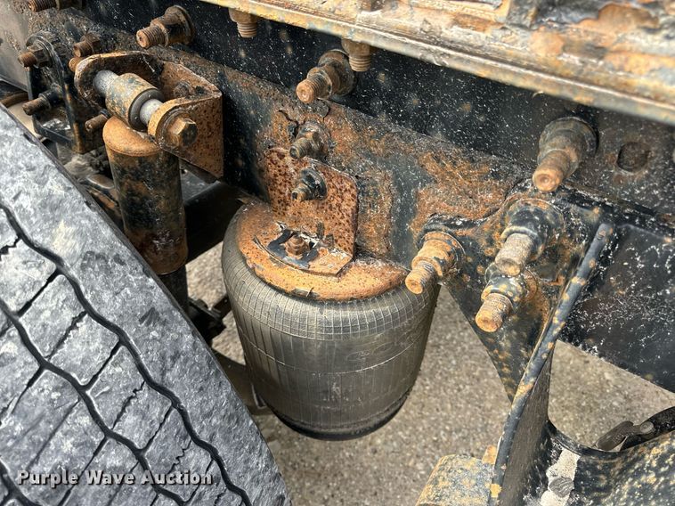 image for item DV1900 2007 International 9400i semi truck