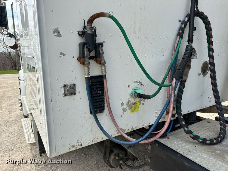 image for item DV1900 2007 International 9400i semi truck