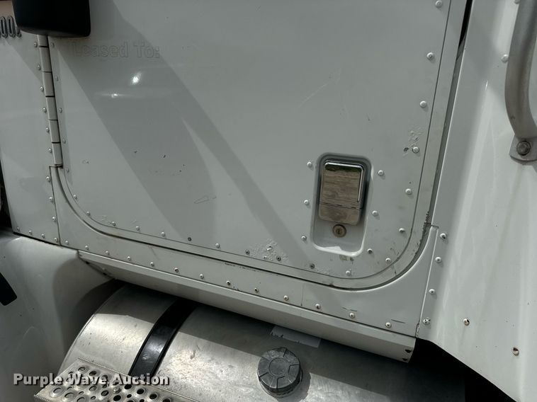 image for item DV1900 2007 International 9400i semi truck