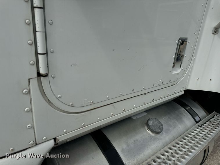 image for item DV1900 2007 International 9400i semi truck