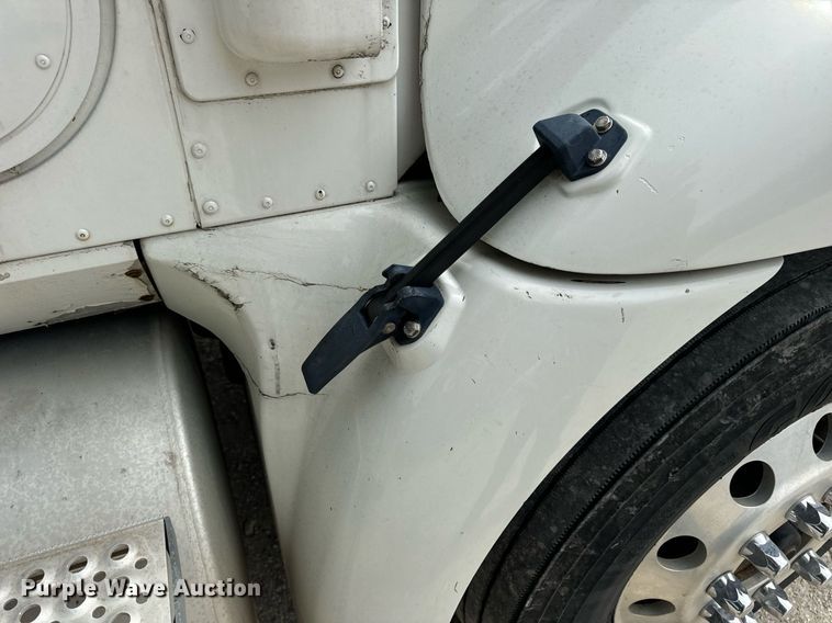 image for item DV1900 2007 International 9400i semi truck